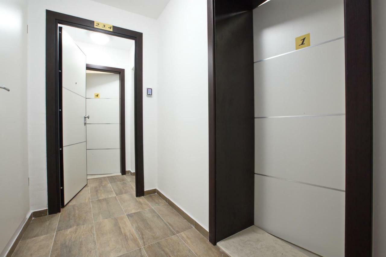 Bvb Rooms Split Exterior photo